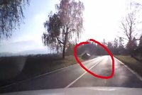 Auto vyletělo se ze silnice a otočilo se na střechu! Policie nejdřív jen projela...