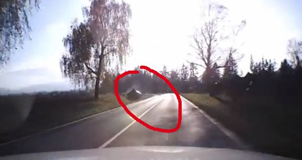 Auto vyletělo se ze silnice a otočilo se na střechu! Policie nejdřív jen projela...