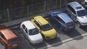 Blondýna parkuje NÁHODOU vedle "obrněného" auta