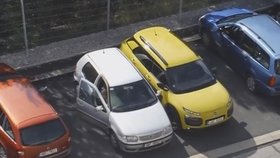 Blondýna parkuje NÁHODOU vedle "obrněného" auta