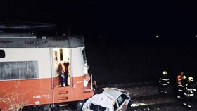 Auto po havárii u Kuřimi skončilo na kolejích: Spadlo přímo pod kola vlaku.