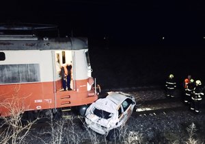 Auto po havárii u Kuřimi skončilo na kolejích: Spadlo přímo pod kola vlaku.