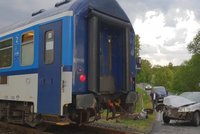 Řidič na Domažlicku nedobrzdil před přejezdem: Naboural projíždějící vlak