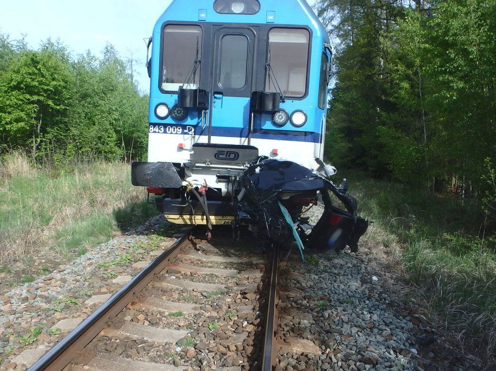 Vlak na Trutnovsku smetl osobní automobil. Řidička nepřežila.