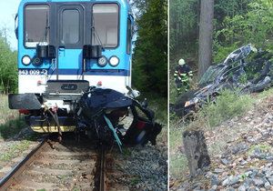 Vlak na Trutnovsku smetl osobní automobil. Řidička nepřežila