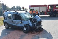 Na "přejezdu smrti" v Chrástu u Plzně smetl vlak fiata: Řidič vyvázl, prý ho oslnilo slunce