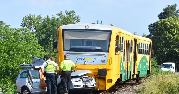 Srážka vlaku a osobního auta v Chrástu u Plzně. Řidič auta nepřežil.