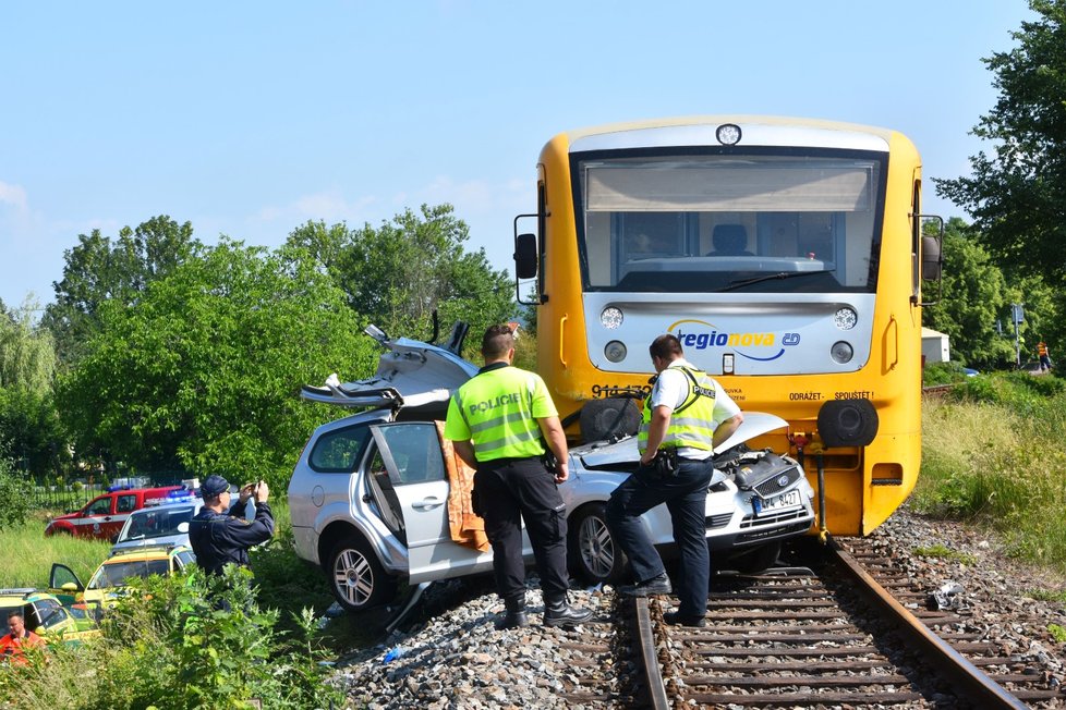 Srážka vlaku a osobního auta v Chrástu u Plzně. Řidič auta nepřežil.