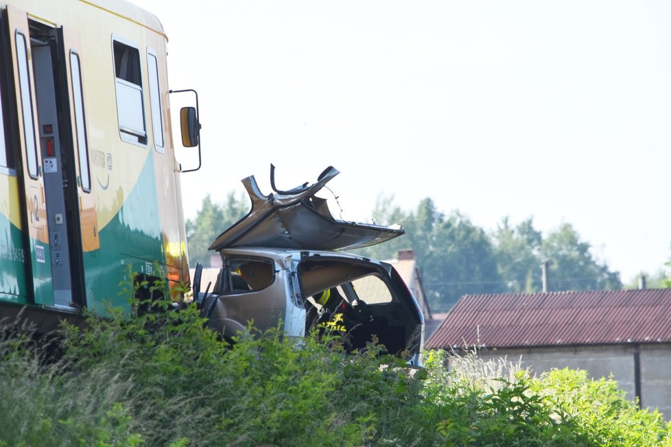 Srážka vlaku a osobního auta v Chrástu u Plzně. Řidič auta nepřežil.