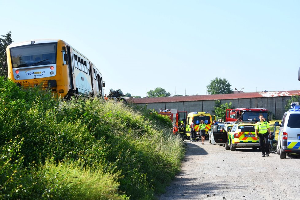 Srážka vlaku a osobního auta v Chrástu u Plzně. Řidič auta nepřežil.