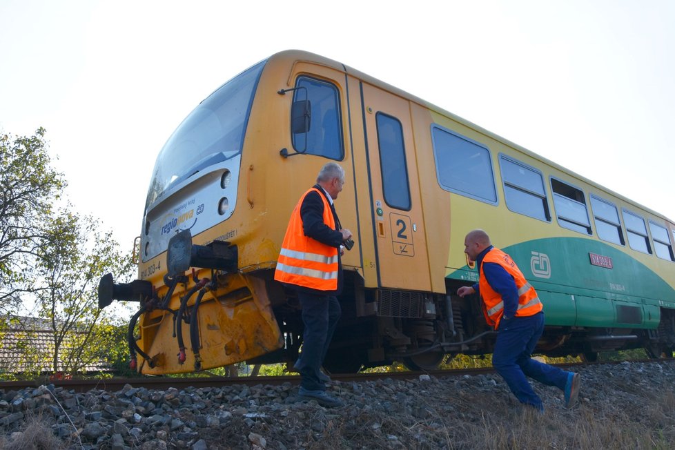 Srážka vlaku a osobního auta na přejezdu v Chrástu u Plzně.