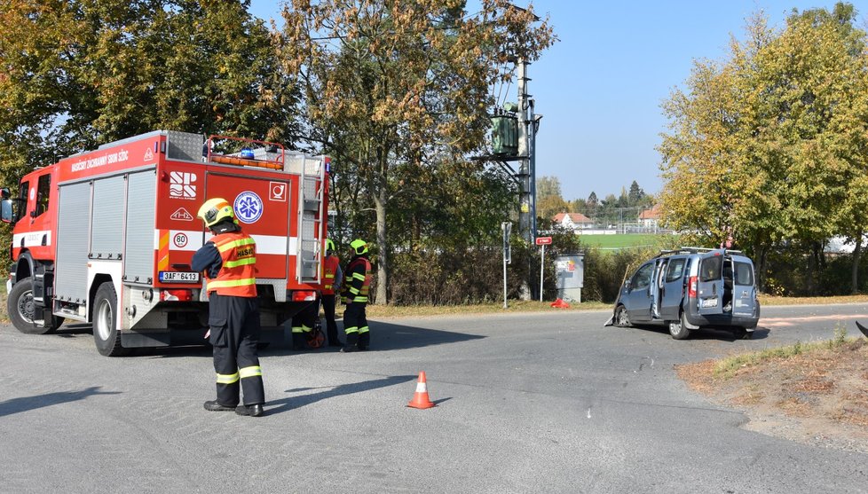 Srážka vlaku a osobního auta na přejezdu v Chrástu u Plzně.