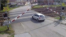 Řidič nesmyslně riskuje na železničním přejezdu