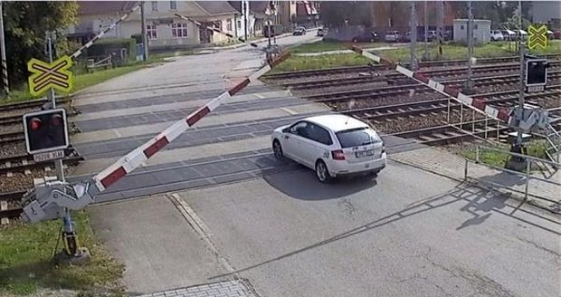 Řidiči nesmyslně riskují na železničních přejezdech (ilustrační foto)