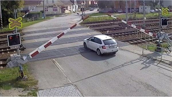 Řidič nesmyslně riskuje na železničním přejezdu.