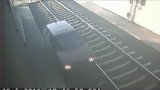 VIDEO: Blázen vjel autem do železničního tunelu! Ujel 1700 metrů