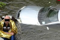 Řidič sjel i s autem do Vltavy: Nepozornost, nebo technická závada?