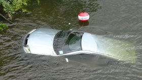 Auto se ve Vltavě doslova utopilo