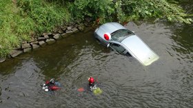 Z řeky ho dostávali potápěči a hasiči