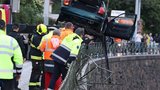 Kaskadérský kousek: Auto v Praze vyletělo ze silnice. Skončilo na dně Vltavy. Co posádka?