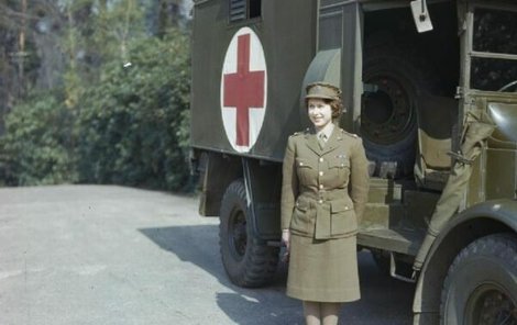 Za druhé světové války seděla současná královna za volantem ambulance.