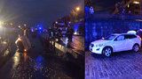 Auto skončilo bokem ve Vltavě: Řidič se vyhýbal kolemjdoucím, vyvázl bez zranění