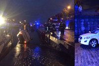 Auto skončilo bokem ve Vltavě: Řidič se vyhýbal kolemjdoucím, vyvázl bez zranění
