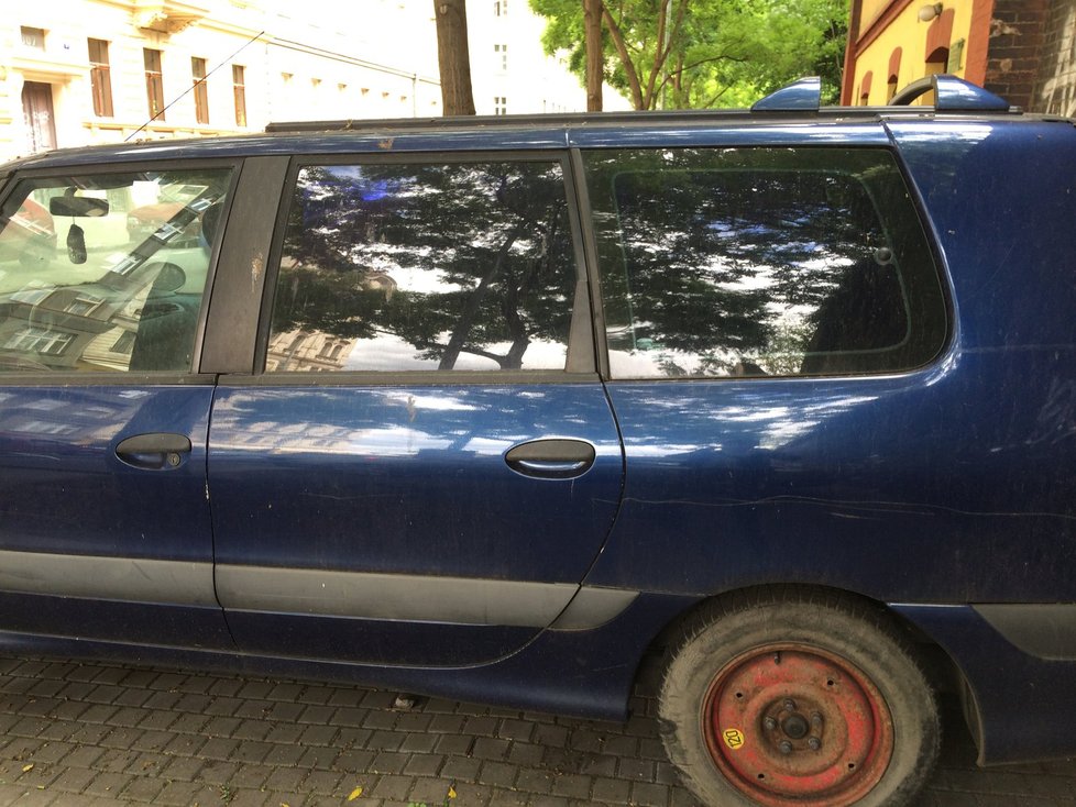 Autovraky při cestě z Florence na Karlínské náměstí zbytečně zabírají parkovací místa. Je přitom na první pohled zřejmé, že auta měsíce nikdo nevyužíval.