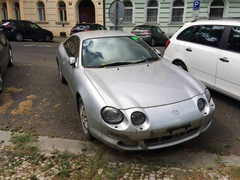Autovraky při cestě z Florence na Karlínské náměstí zbytečně zabírají parkovací místa. Je přitom na první pohled zřejmé, že auta měsíce nikdo nevyužíval.