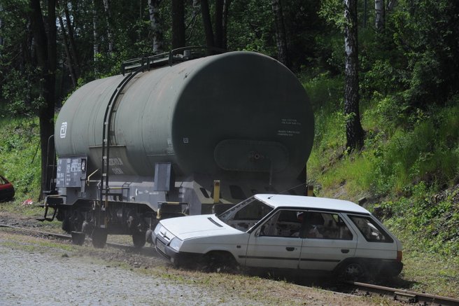 Rozjetá cisterna tlačí po nárazu vozidlo před sebou sedmnáct metrů. Stále hlubší brázda ukazuje délku brzdné dráhy. Auto se zastavuje s koly hluboko zaraženými v zemi.