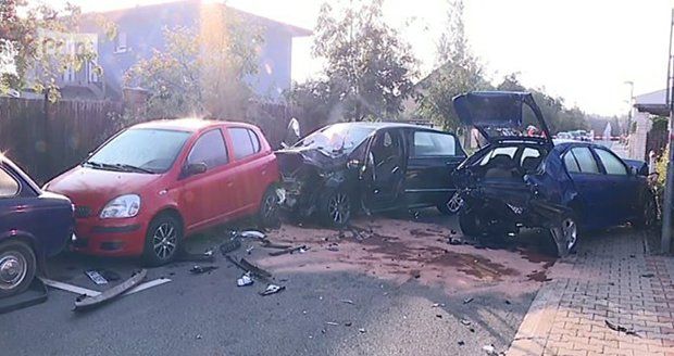 Šílená jízda mladíka v mercedesu: Naboural hned tři zaparkovaná auta, jedno převrátil na střechu!