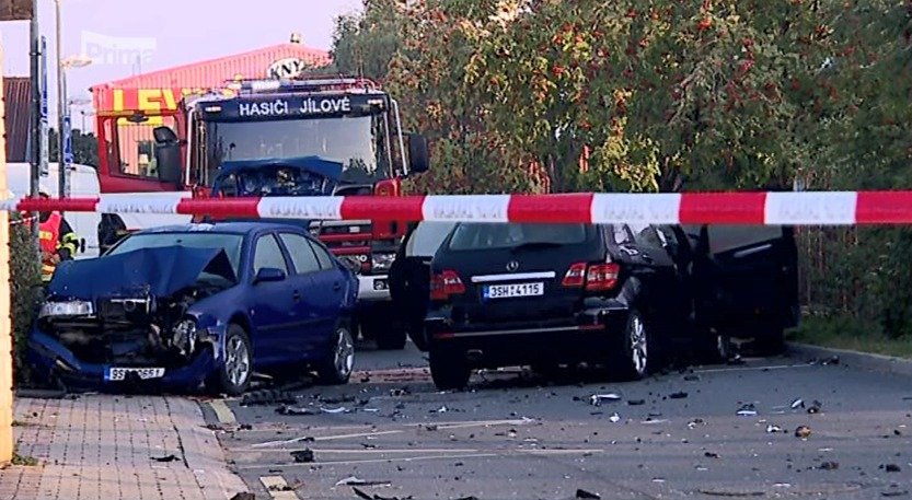 Zřejmě opilý mladík naboural mercedesem hned do tří zaparkovaných aut.