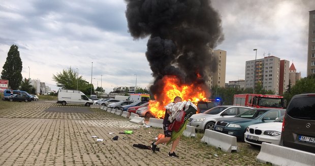 Požár auta na barrandovském parkovišti v ulici Lipského. (22. červen 2022)
