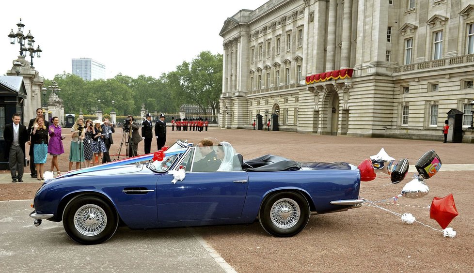 Kate s Williamem nasedli do Astona Martina, osmatřicet let starého auta prince Charlese, který byl svatebně vyzdoben balónky a nápisem &#34;Novomanželé&#34;, a jeli do Clarence House.