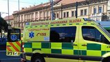 Školačka v Plzni přebíhala silnici a srazilo ji auto: Vážně zraněná skončila v nemocnici