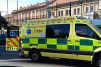 Školačka v Plzni přebíhala silnici a srazilo ji auto: Vážně zraněná skončila v nemocnici