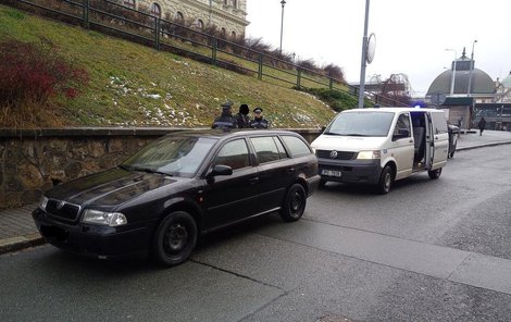 Muž se zákazem řízení jel přímo proti hlídce strážníků.