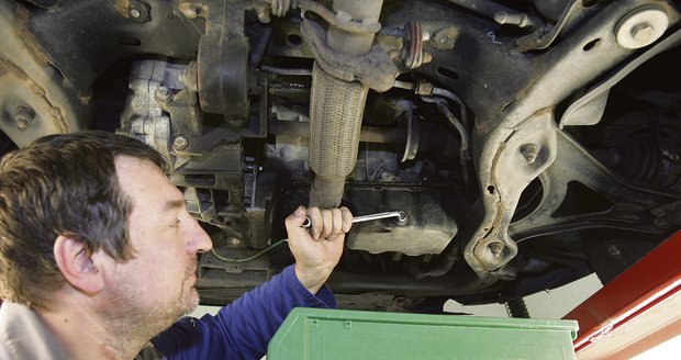 "Prvním krokem je Výměna oleje v motoru i převodovce je nutností. Po-kud byla voda vysoko, vyměňte i chladicí a brzdovou kapalinu," říká technický školitel automechaniků Jan Karnolt.