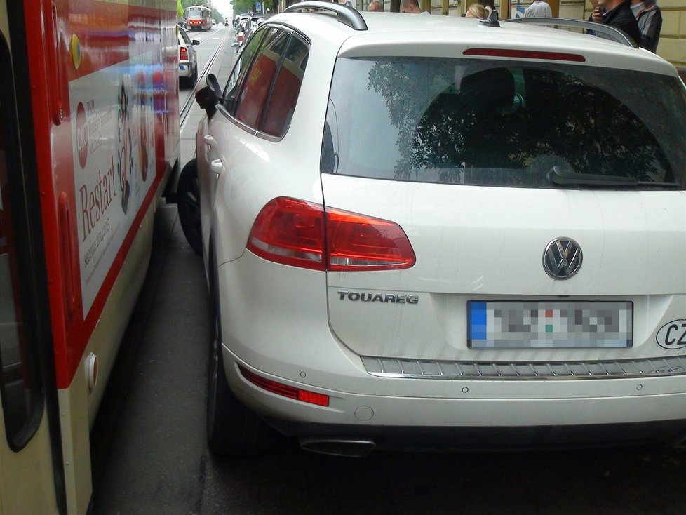 Řidička Volkswagenu zaparkovala vážně nešťastně