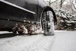 Led, sníh a náledí jsou jasnou známkou toho, že byste měli mít na voze nasazeny zimní pneumatiky.