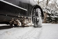Zima sevřela silnice: 6 užitečných rad, jak řídit na náledí