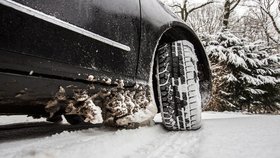 Led, sníh a náledí jsou jasnou známkou toho, že byste měli mít na voze nasazeny zimní pneumatiky.