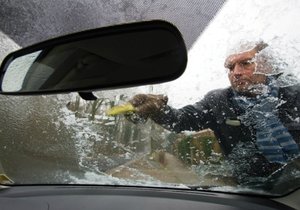 Namrzlá vrstva na čelním skle dokáže posunout ranní odjezd o několik desítek minut.