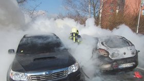 Ničivý požár ve Zlíně: Tři auta v plamenech a škoda stovky tisíc korun