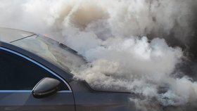 Ničivý požár ve Zlíně: Tři auta v plamenech a škoda stovky tisíc korun