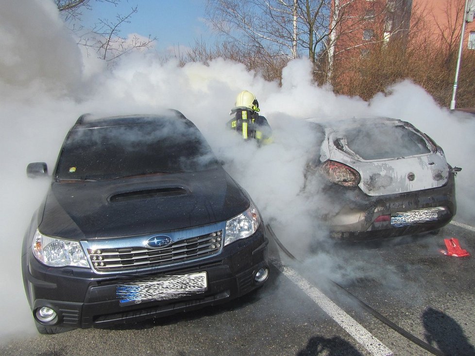 Ničivý požár ve Zlíně: Tři auta v plamenech a škoda stovky tisíc korun