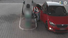 Drzý zloděj se vetřel lidem do aut a okradl je.
