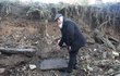 Duchovní židovské obce v Teplicích Tomáš Pulc v sutinách našel staré náhrobní kameny, které se také vyvalily do dvora. 