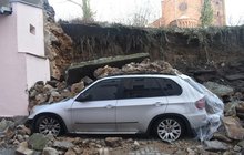 V Teplicích se vyvalila stará hřbitovní zeď: Balvany pohřbily auta