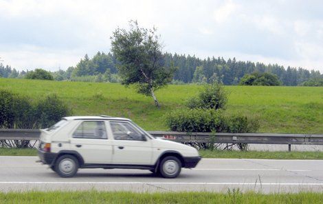 Řidič vozu Škoda Favorit už nedokázal zabrzdit.